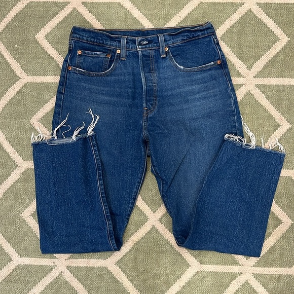 Levi women’s 501 cropped frayed jeans size 30 - Picture 2 of 5